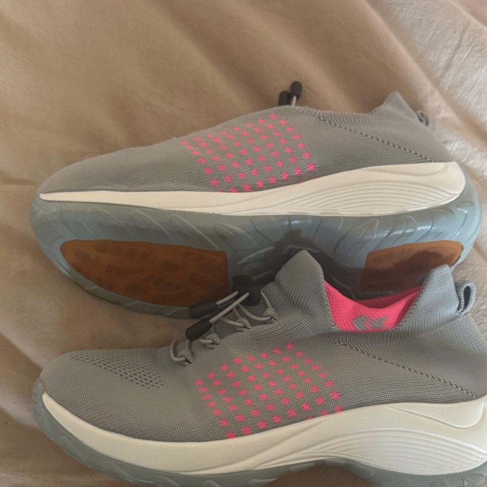 ComfortWear  Gray and Pink Women's Sneakers size 10 - Picture 4 of 8